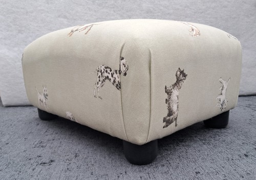 Footstool small stool - footstool, dog
