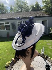 IVORY AND NAVY DISC HATINATOR