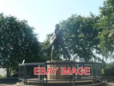 PHOTO  MEMPHIS STATUE OF ELVIS