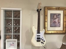 WHITE CHORD ELECTRIC STRAT STYLE  GUITAR ,GIG-BAG AND EXTRAS EXC.COND