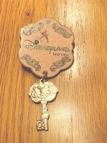 Disney pin badge disneyland - disney,