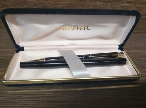 Two sheaffer pens case - pens, in