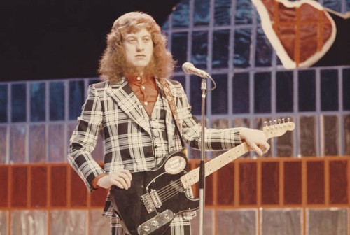 Singer noddy holder - noddy, performing