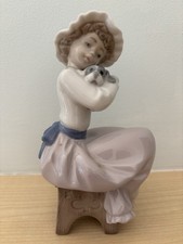 NAO LLADRO PORCELAIN FIGURINE