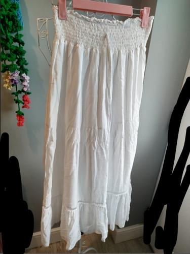 Cottage style white tiered - style,