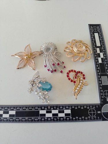 Job lot vintage brooches - job,