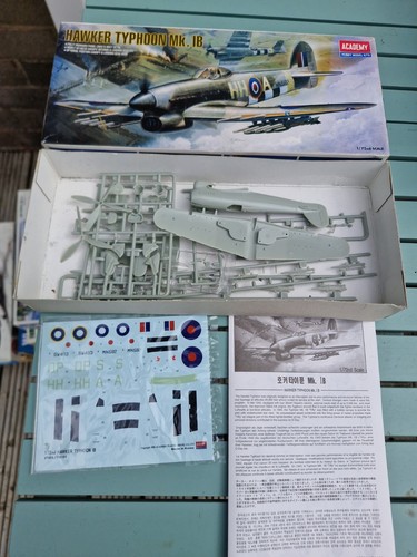 Academy hawker typhoon - 1/72,