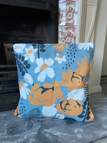 Bold daisy cushion - daisy,