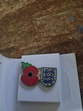 ENGLAND / POPPY  BADGE - THREE LIONS - REMEMBRANCE  DAY - NEW  - BOXED 