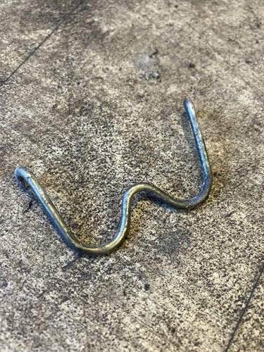 Front axle fixing clip webb - front,