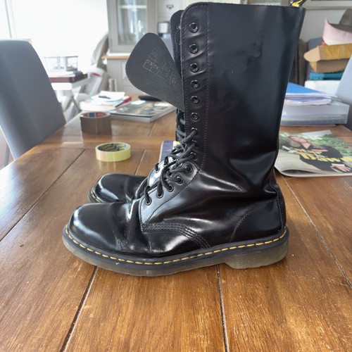 Martens airwair hole - 14,