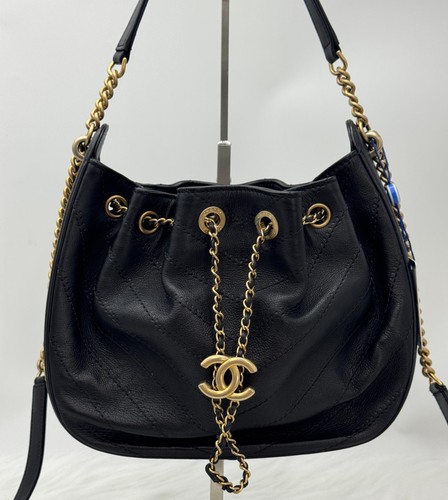 Chanel black chevron quilted - black,