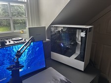 PC with a 165hz monitor and microphone 