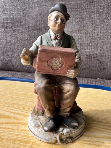 Old man figurine playing - figurine-,