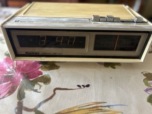 Vintage sanyo flip clock radio - sanyo,