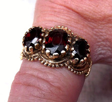 Pretty Ladies 9ct Gold Garnet