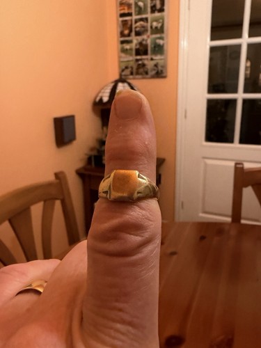 Man 9ct gold signet ring - man’s,