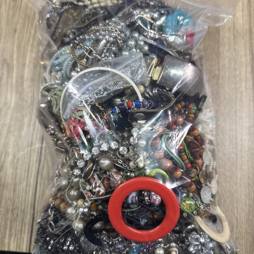 4kg broken costume - broken, jewellery