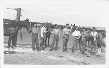 WW1  SOLDIERS tending to their