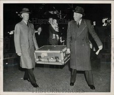 1948 Press Photo Steamship line president helps Louis Gustov carry his trunk, NY