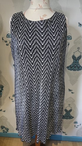 Flattering black white plisse - flattering,