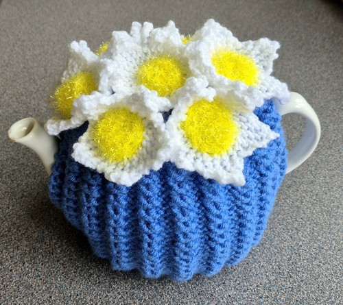 Knitted tea cosy daisy - cosy, cup