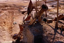 518077 UNSCOM Inspectors Stand