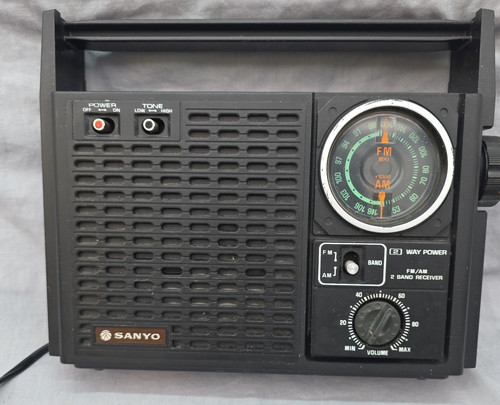Vintage sanyo portable - am/fm,