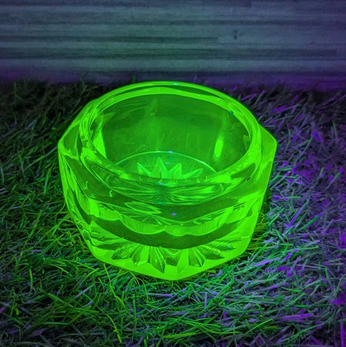 Uranium glass small - uranium, trinket
