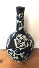 (Ref. 2884) Vintage black & cream pottery large vase
