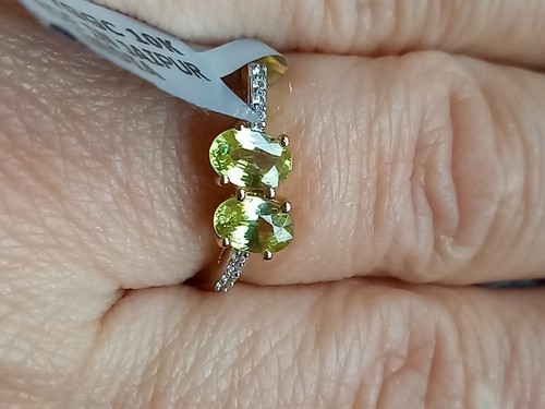 Ambilobe sphene white zircon - &,