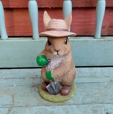 Resin garden statue ornament of gardener rabbit with hat & spade 8 inches 