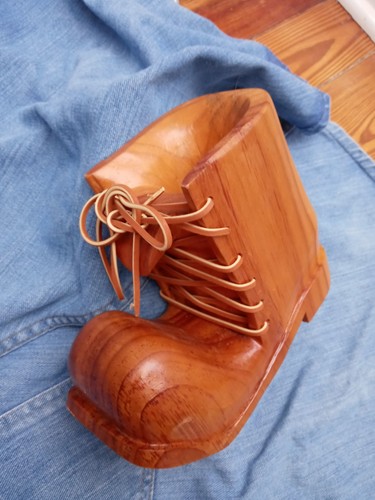 Hand carved signature hall - e,
