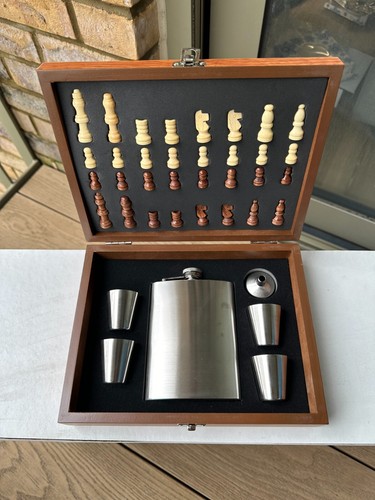 Wooden chess set with flask - wooden,