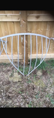 Metal corner hay rack job - x,