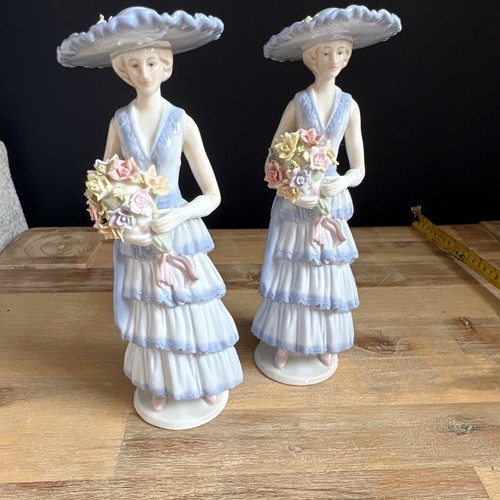 Pair ladies bonnets - in,