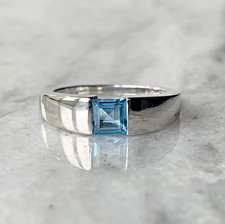 Blue Topaz Ring 9 ct White