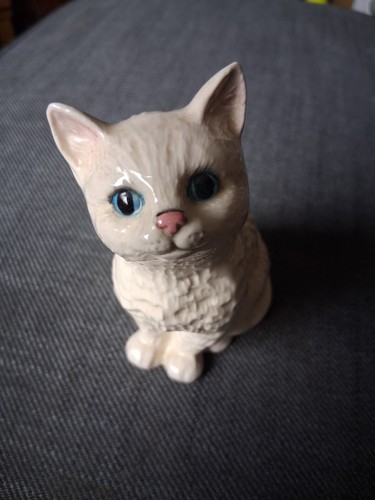 Royal doulton white cat - doulton,