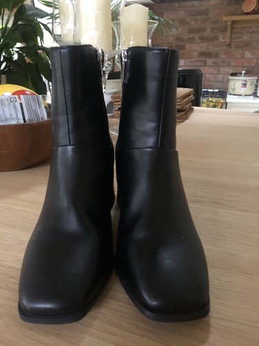 Black ankle boots - size, 6