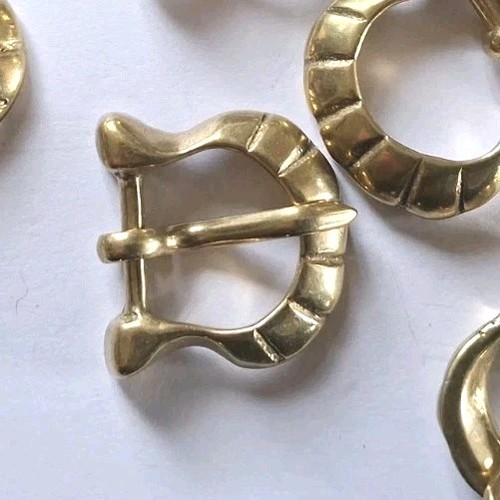 Patterned shell buckle - patterned, brass