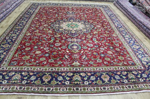 Large oriental carpet 390 - 390, x
