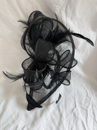 Black feather fascinator - black,