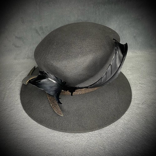 Top hat with feathers - with,