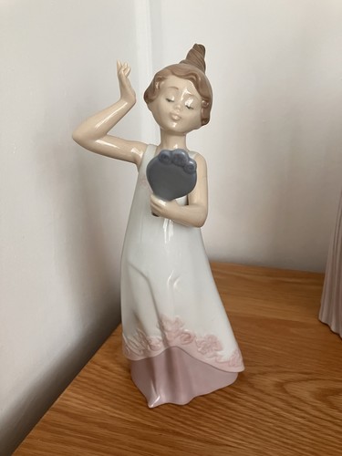 Lladro elegant lady - elegant, looking