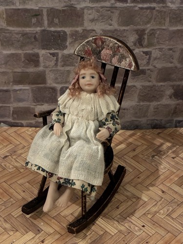 Dolls house scale - house, 1/12