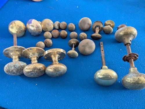 Job lot various brass knobs - lot,