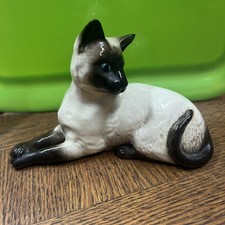Beswick Pottery Siamese Cat # 1558 - Looking to the Left - 19 cm long