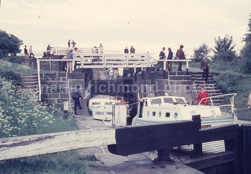 Newlay locks canal boats - newlay,