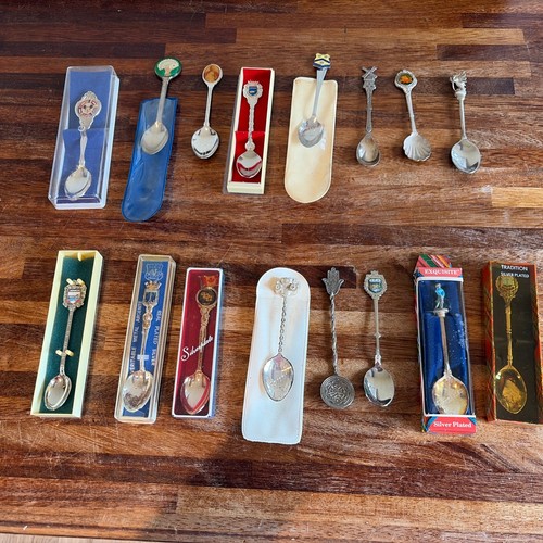 Vintage souvenir spoons job - 16,
