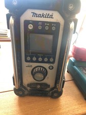 Makita DMR102 am/fm site radio in teal and 18 v battery and makita charger